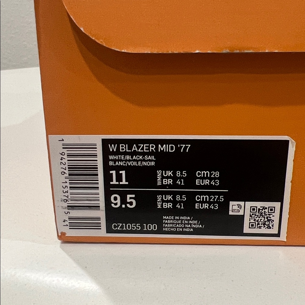Nike W Blazer Mid '77 in White and Black